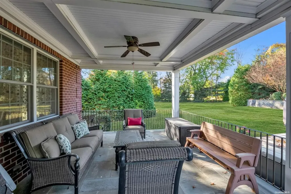 10 Summit Lane New Hyde Park NY 11040