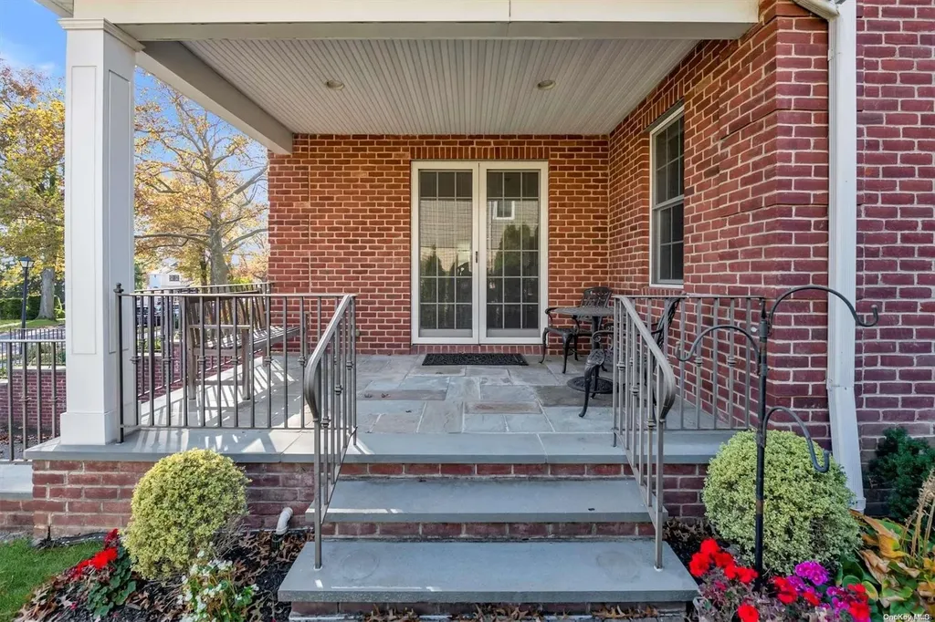 10 Summit Lane New Hyde Park NY 11040