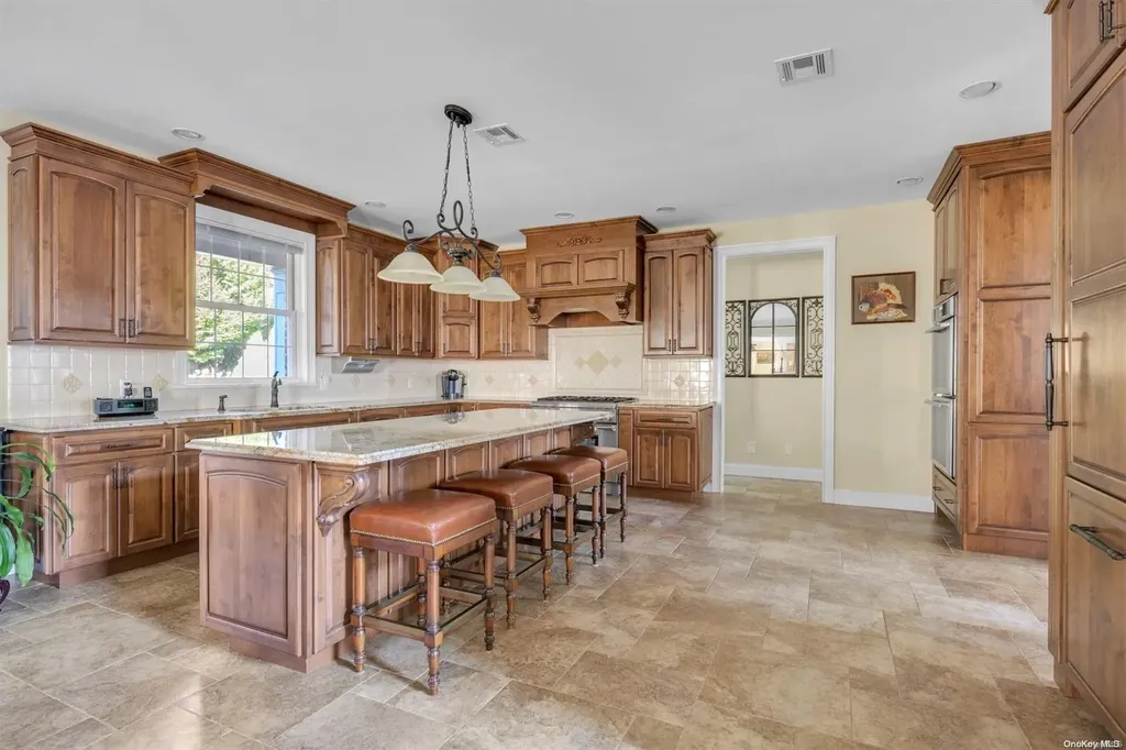 10 Summit Lane New Hyde Park NY 11040