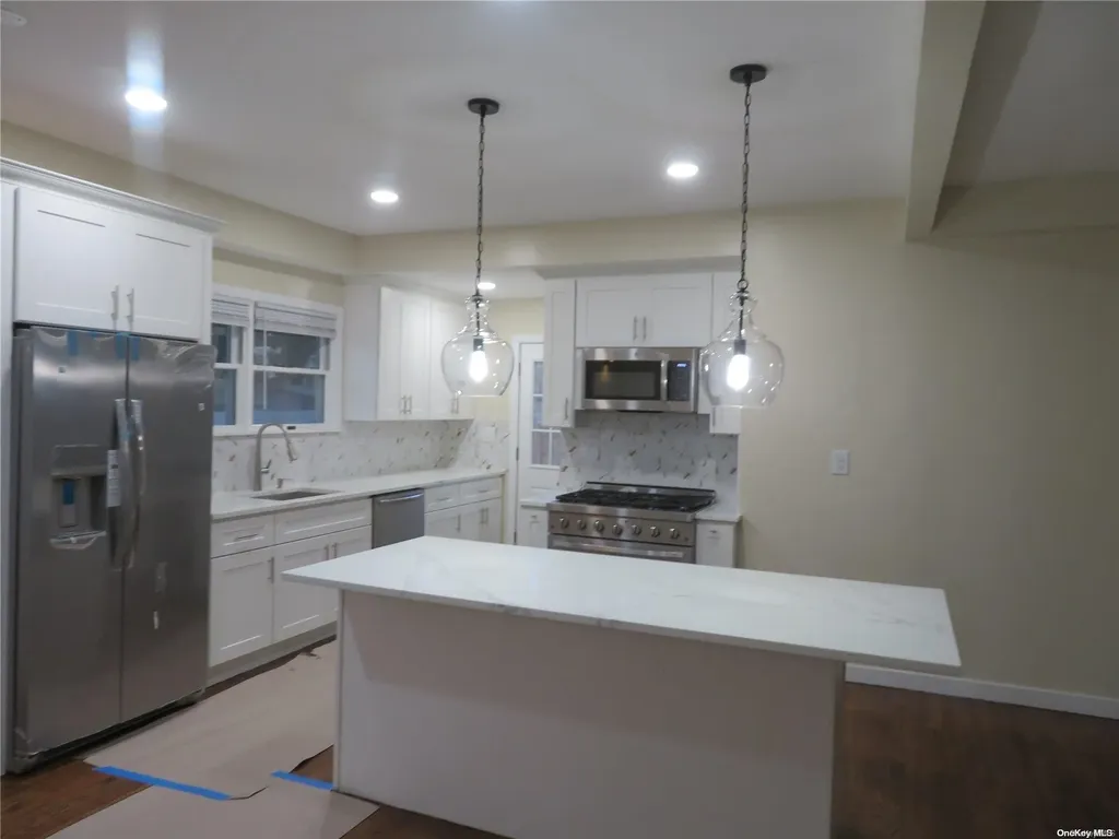 141 Granada Parkway Lindenhurst NY 11757