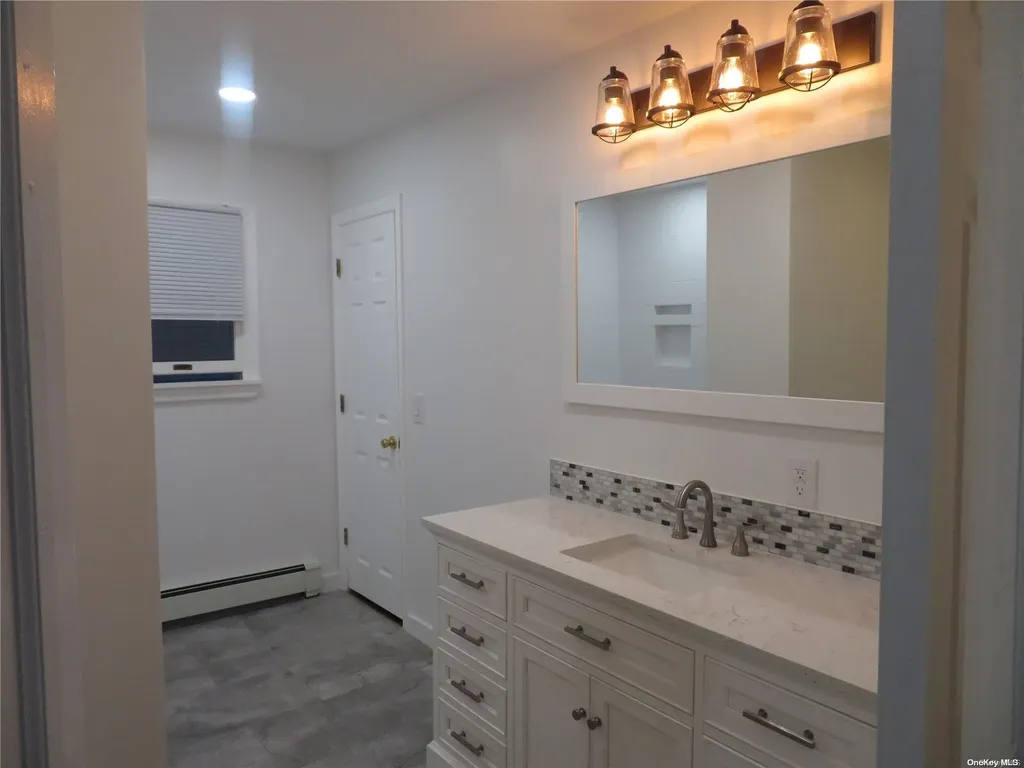 141 Granada Parkway Lindenhurst NY 11757
