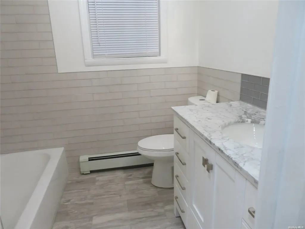 141 Granada Parkway Lindenhurst NY 11757