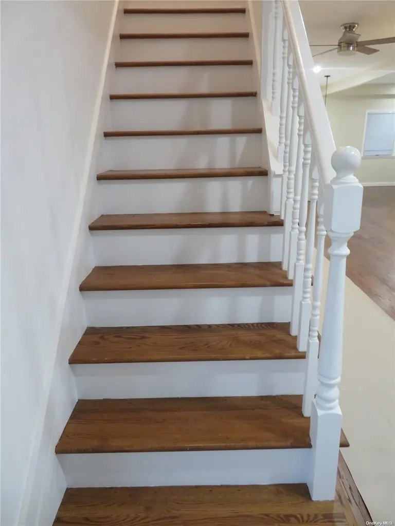 141 Granada Parkway Lindenhurst NY 11757
