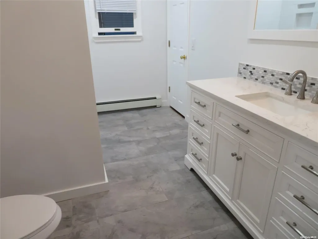 141 Granada Parkway Lindenhurst NY 11757
