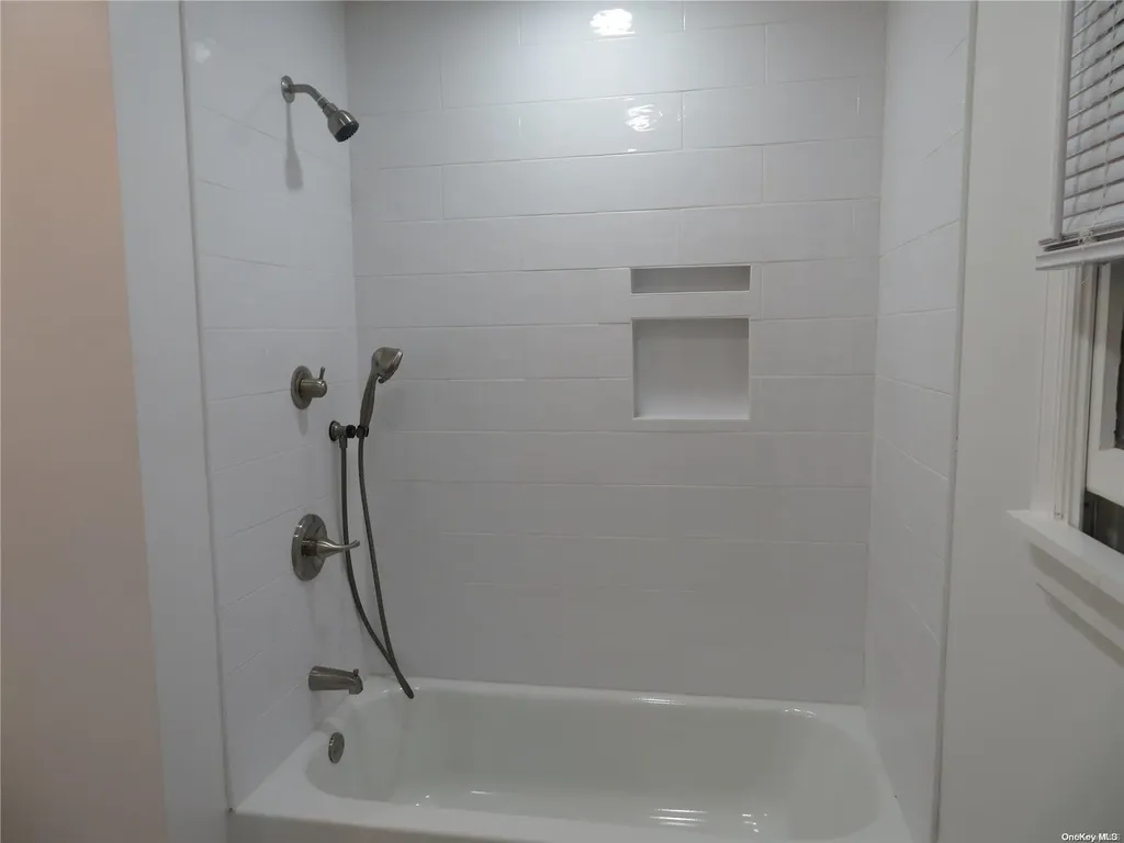 141 Granada Parkway Lindenhurst NY 11757