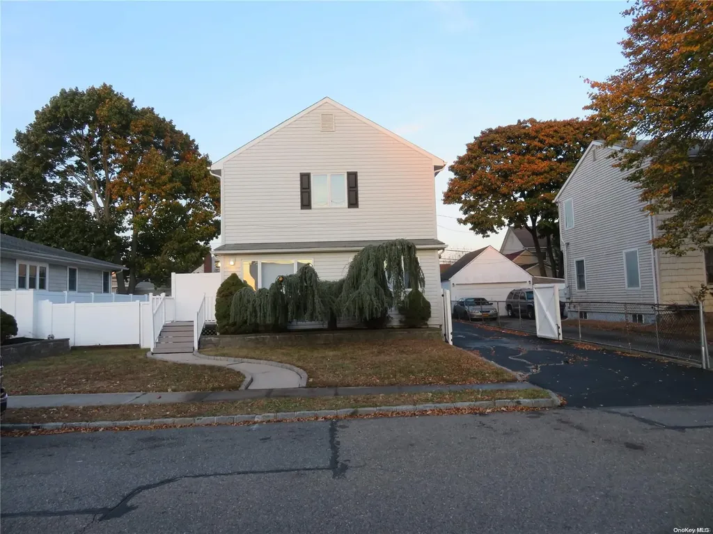 141 Granada Parkway Lindenhurst NY 11757