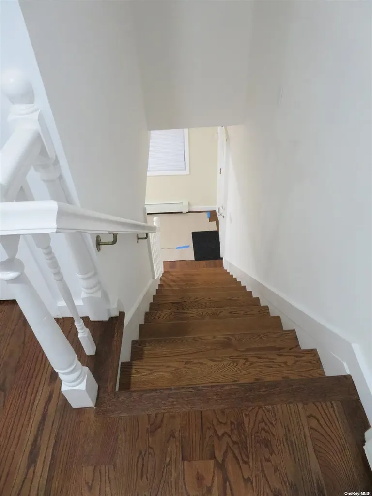 141 Granada Parkway Lindenhurst NY 11757