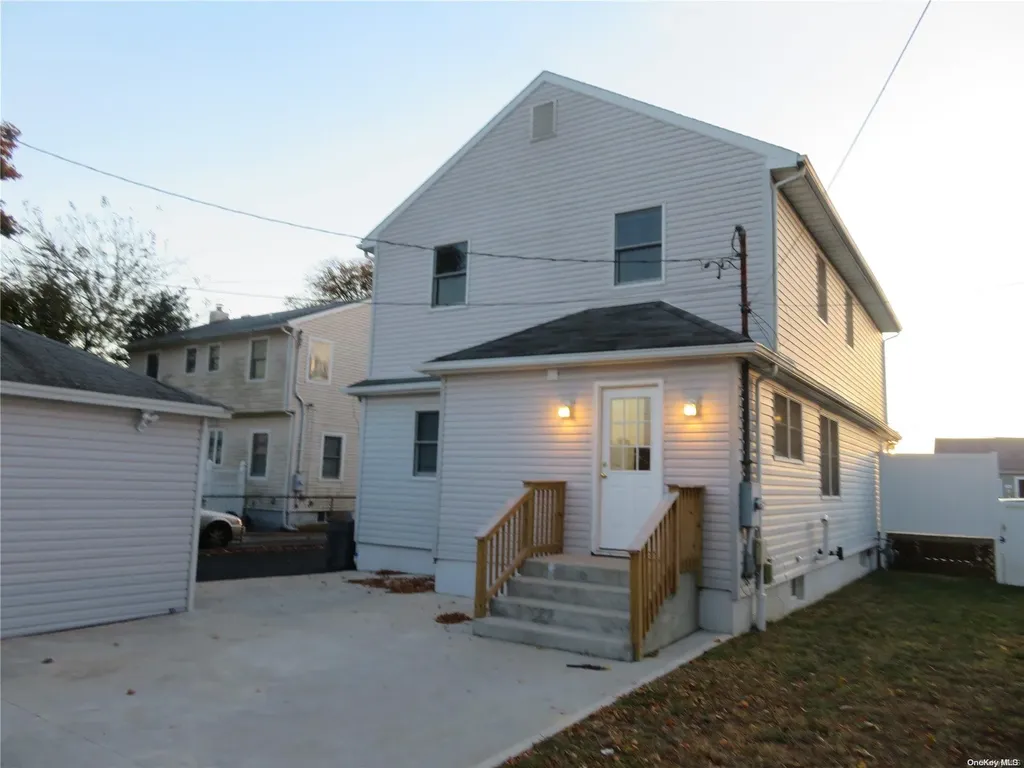 141 Granada Parkway Lindenhurst NY 11757