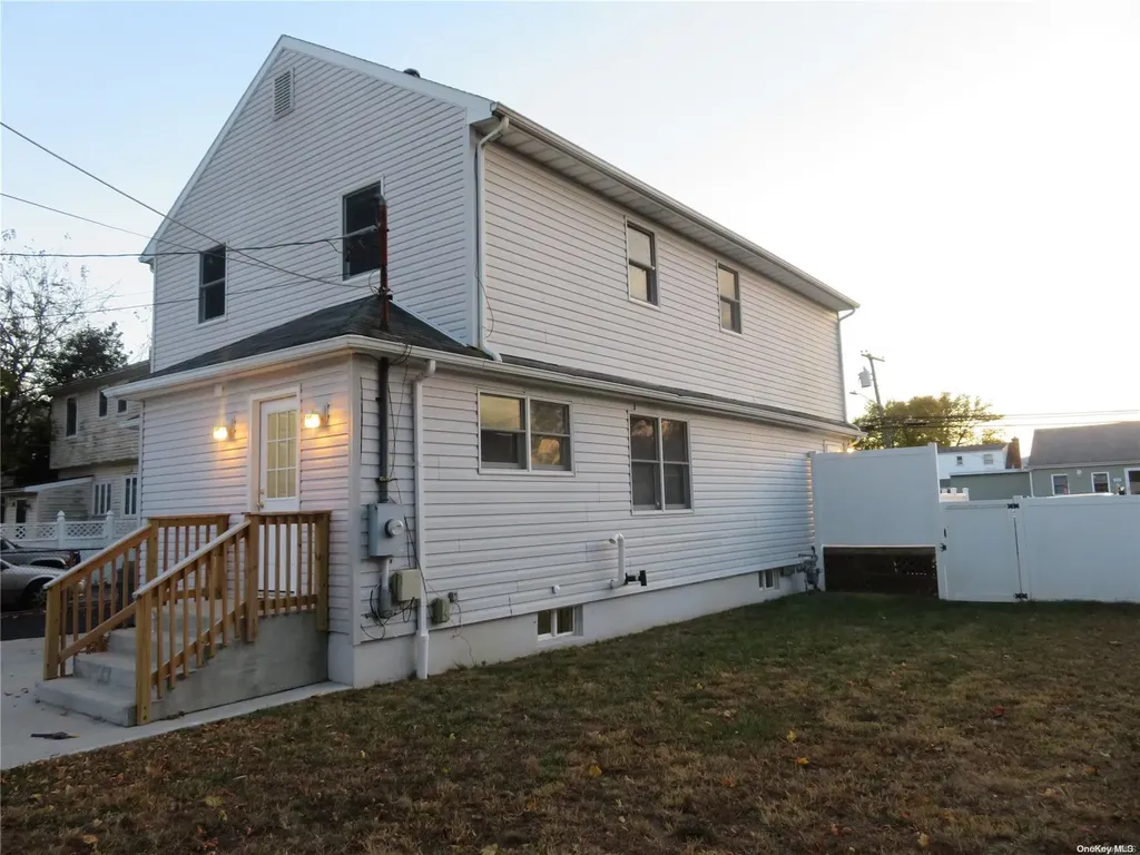 141 Granada Parkway Lindenhurst NY 11757