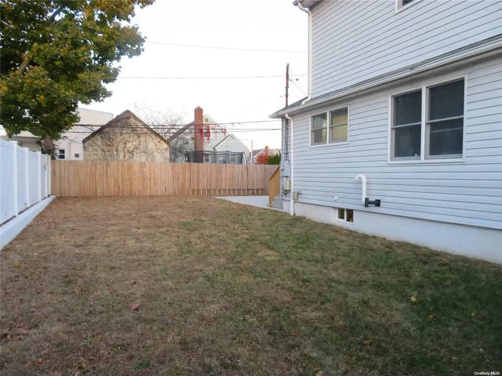 141 Granada Parkway Lindenhurst NY 11757