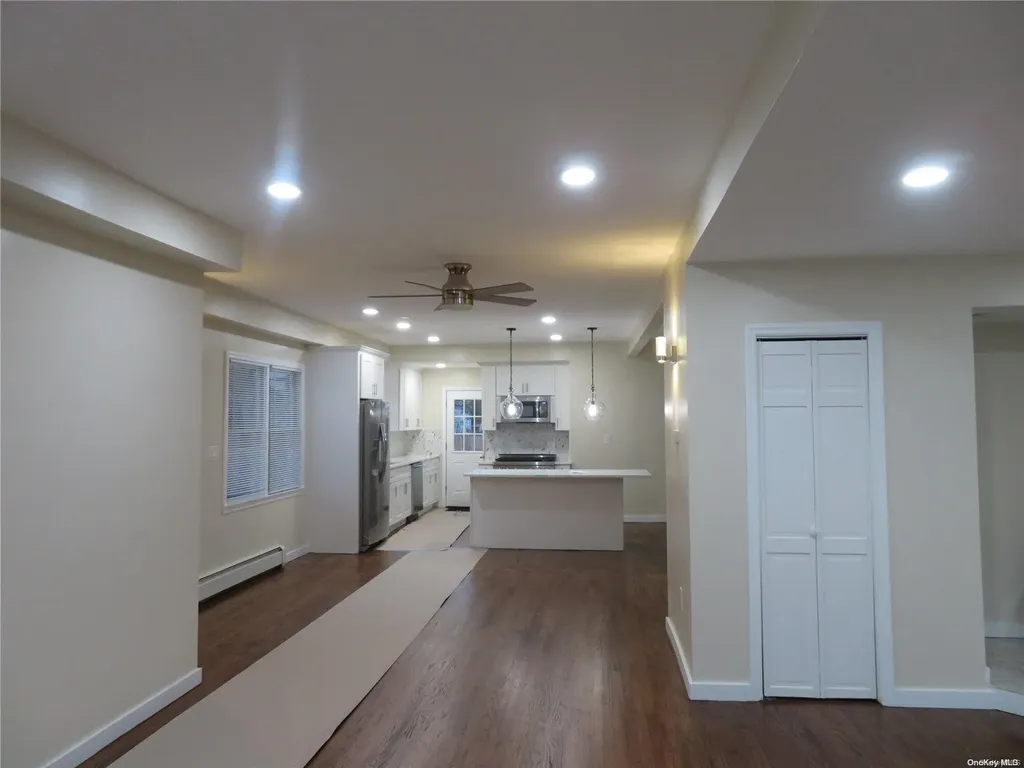 141 Granada Parkway Lindenhurst NY 11757