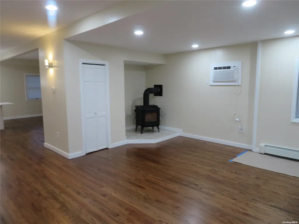 141 Granada Parkway Lindenhurst NY 11757