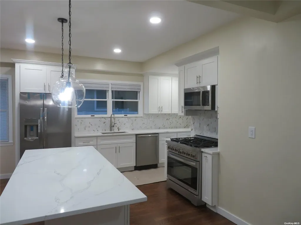 141 Granada Parkway Lindenhurst NY 11757