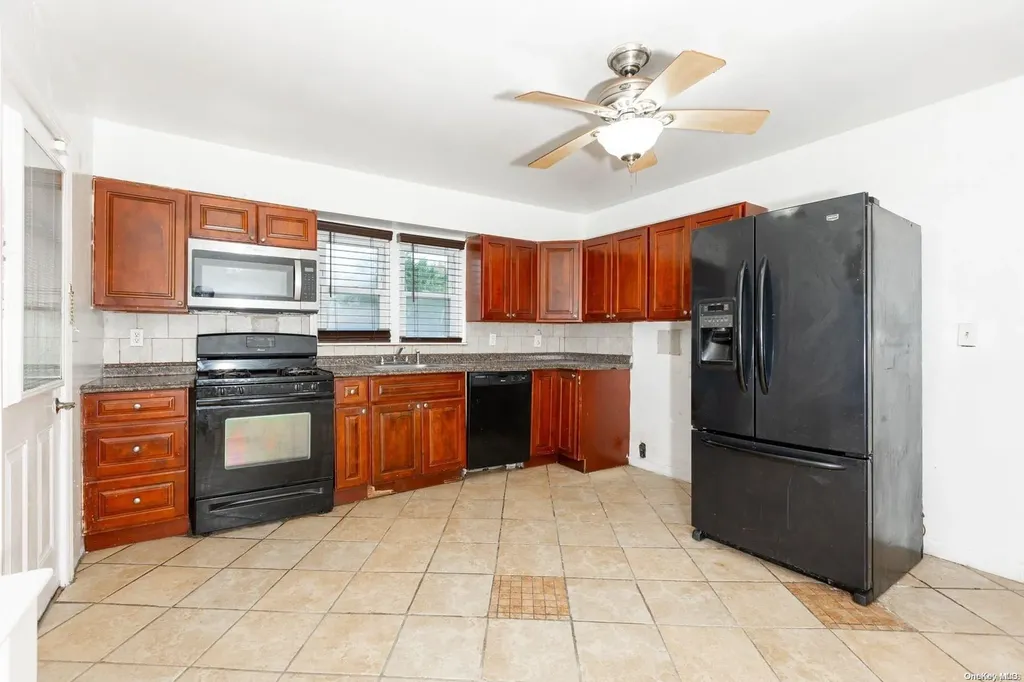 129 44th Street Lindenhurst NY 11757