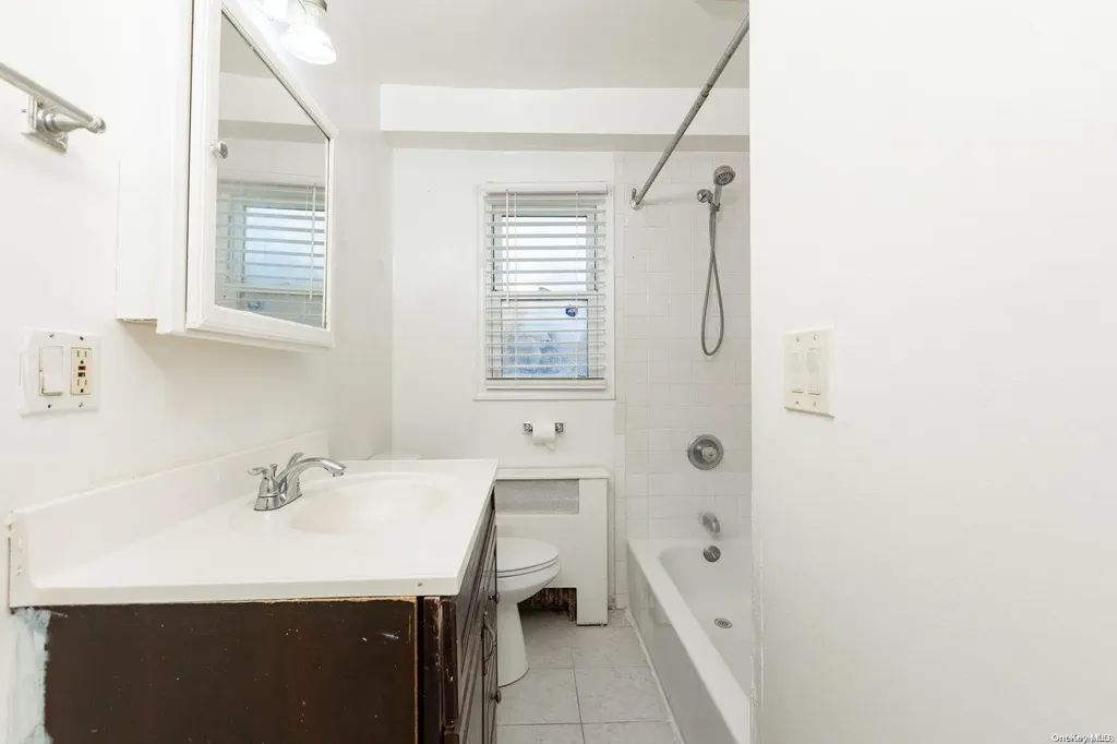 129 44th Street Lindenhurst NY 11757