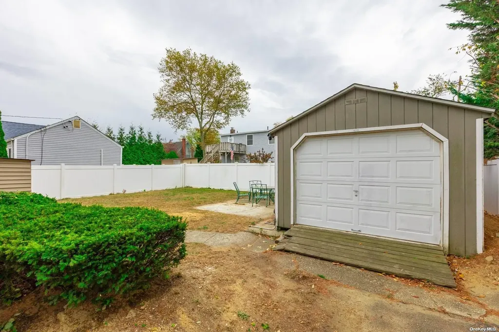 129 44th Street Lindenhurst NY 11757