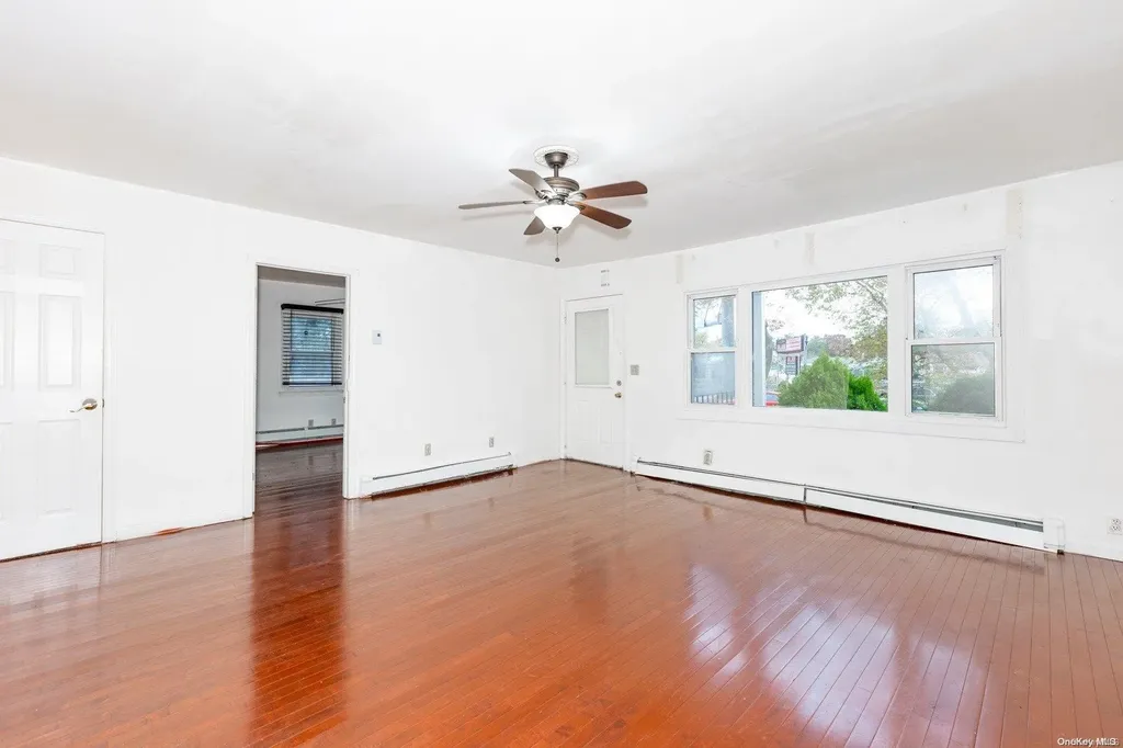 129 44th Street Lindenhurst NY 11757