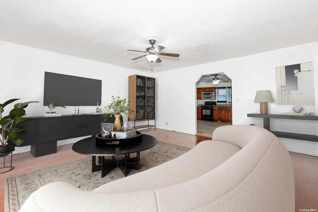 129 44th Street Lindenhurst NY 11757