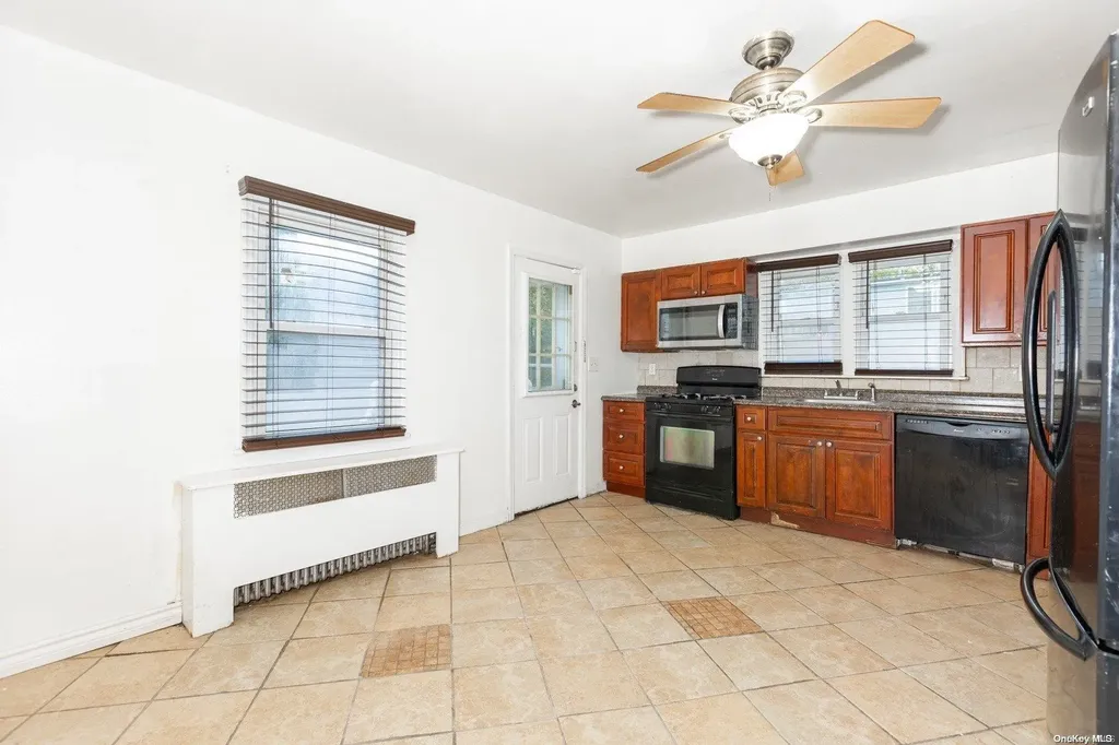 129 44th Street Lindenhurst NY 11757