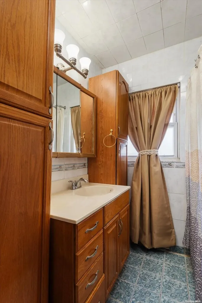 2721 Fish Avenue Bronx NY 10469