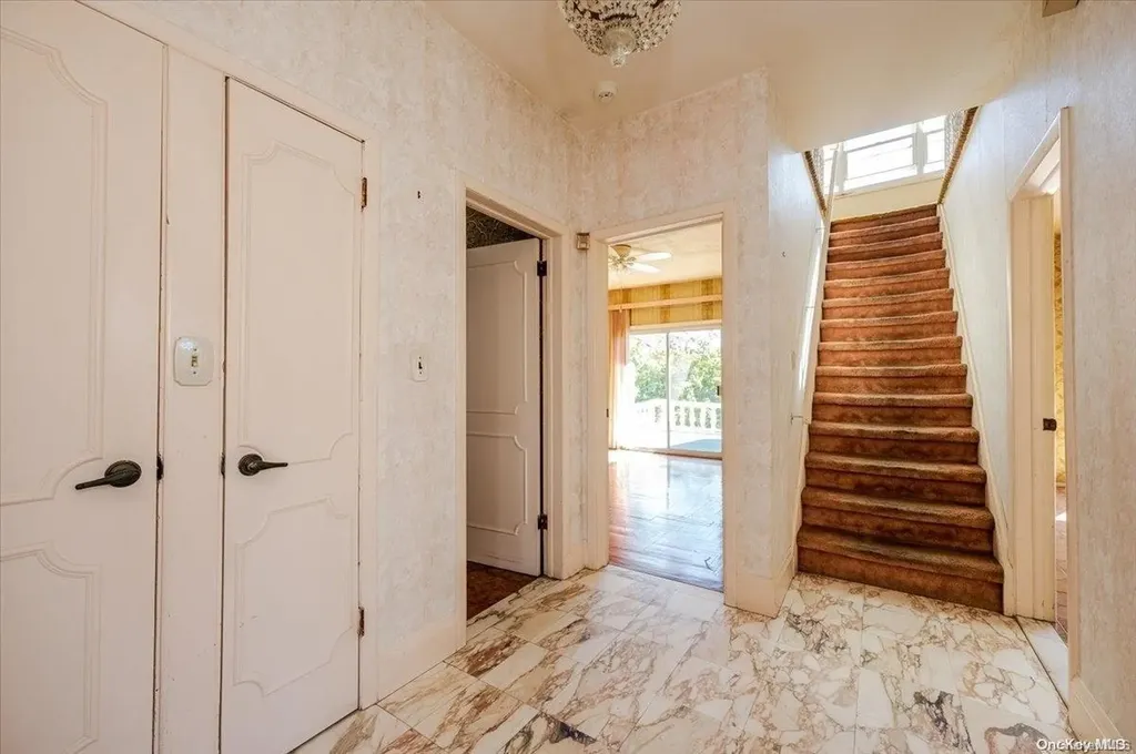 28 W Walnut Street Long Beach NY 11561