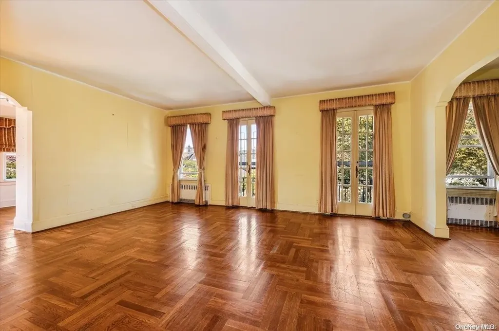 28 W Walnut Street Long Beach NY 11561