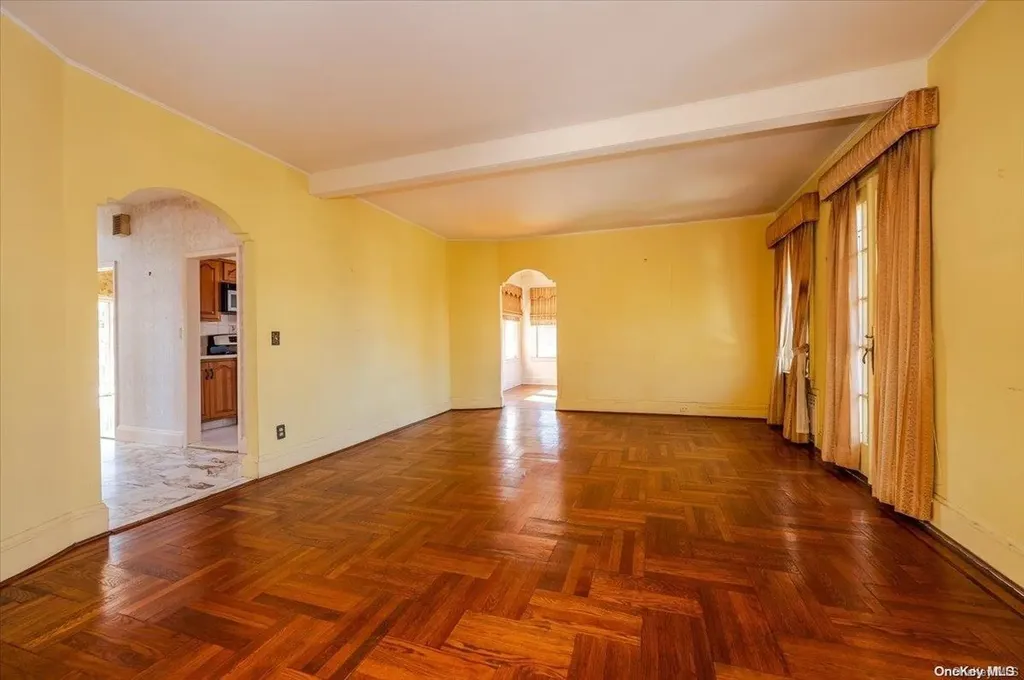28 W Walnut Street Long Beach NY 11561