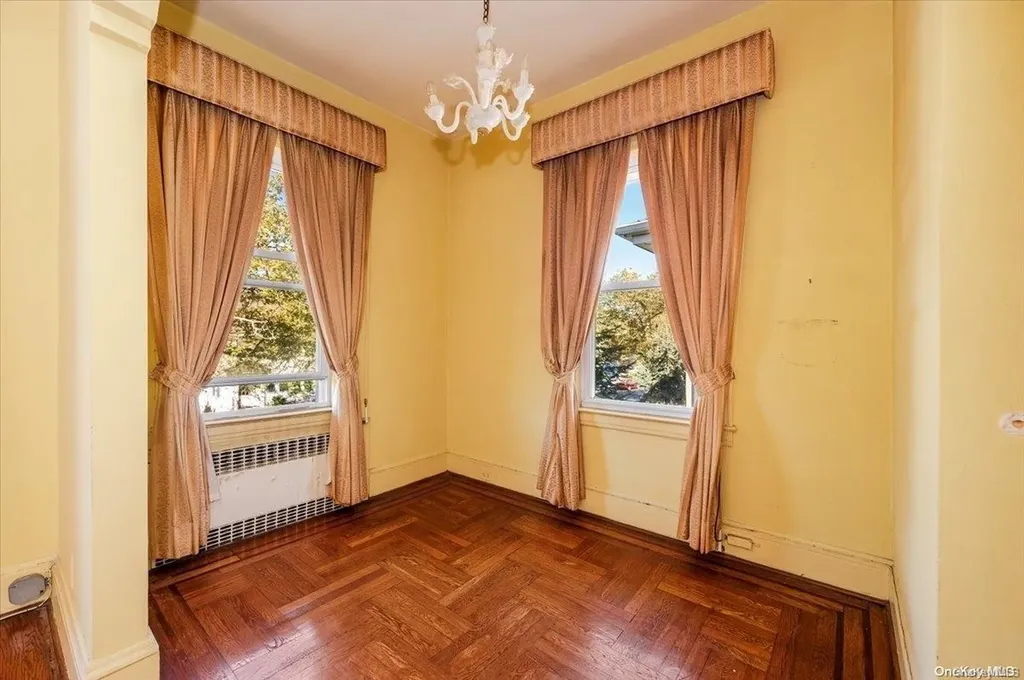 28 W Walnut Street Long Beach NY 11561