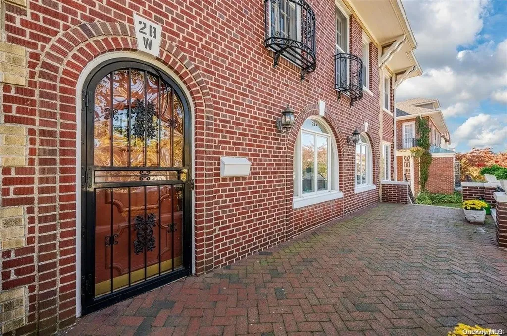 28 W Walnut Street Long Beach NY 11561