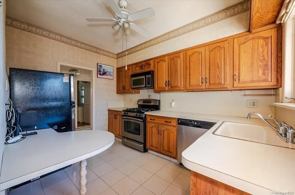 28 W Walnut Street Long Beach NY 11561
