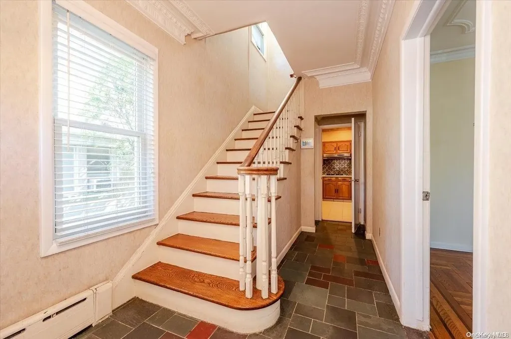 28 W Walnut Street Long Beach NY 11561