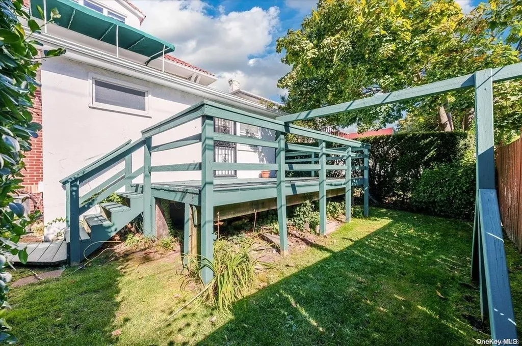 28 W Walnut Street Long Beach NY 11561