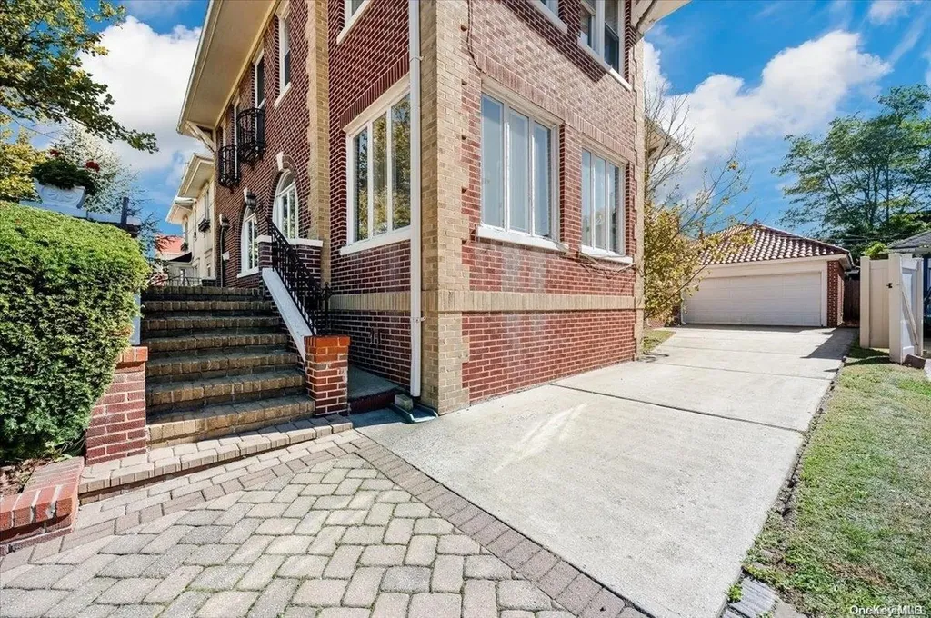 28 W Walnut Street Long Beach NY 11561