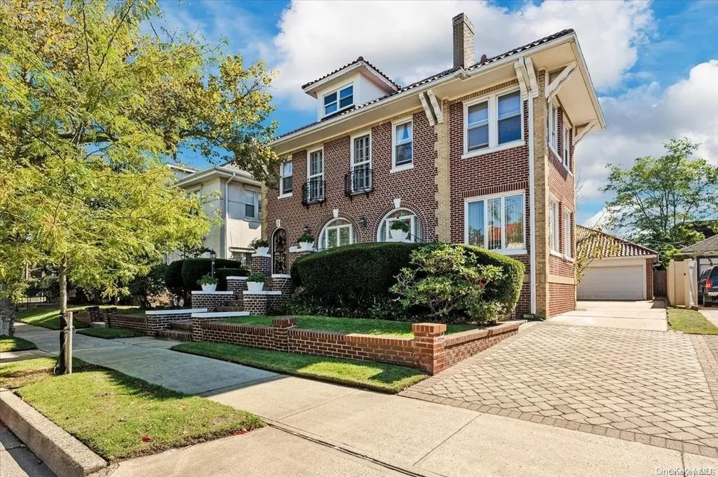 28 W Walnut Street Long Beach NY 11561