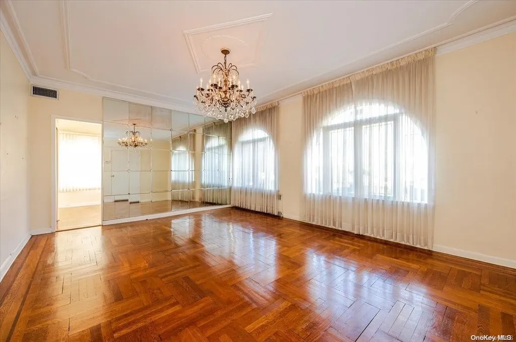 28 W Walnut Street Long Beach NY 11561