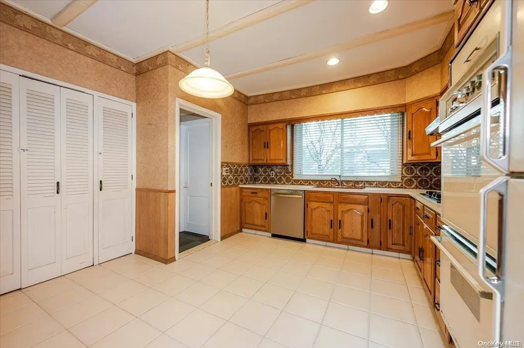 28 W Walnut Street Long Beach NY 11561