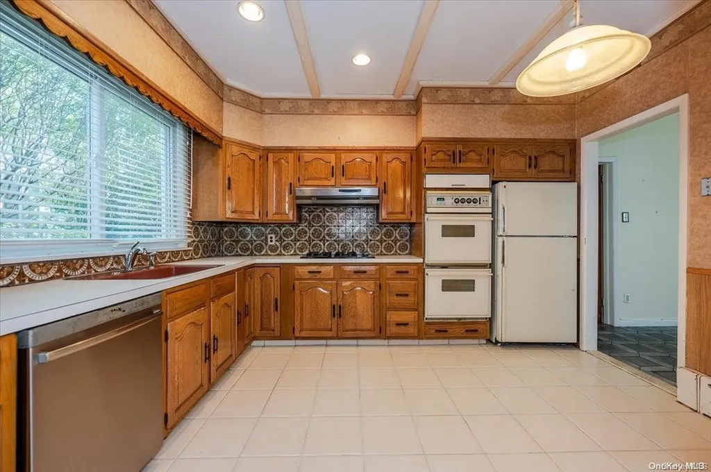 28 W Walnut Street Long Beach NY 11561