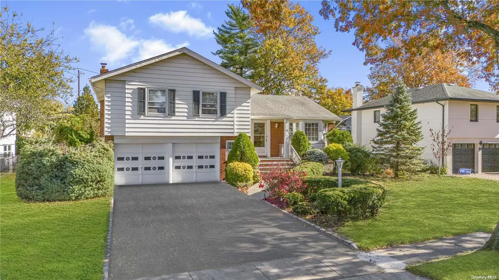 64 Shelbourne Lane New Hyde Park NY 11040