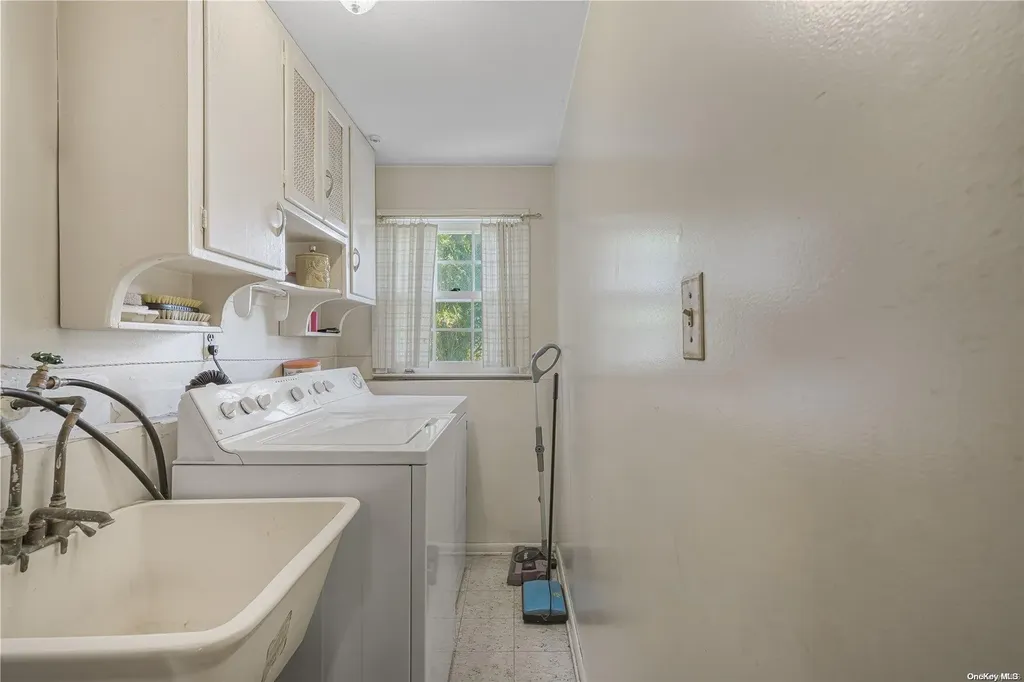64 Shelbourne Lane New Hyde Park NY 11040