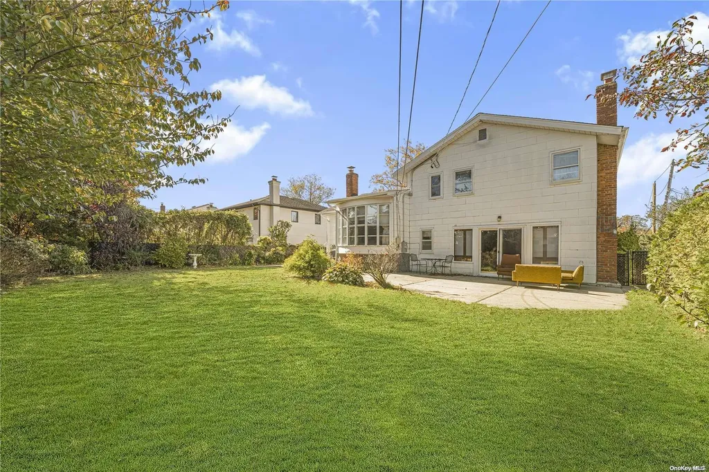 64 Shelbourne Lane New Hyde Park NY 11040