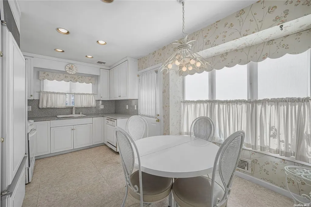 64 Shelbourne Lane New Hyde Park NY 11040