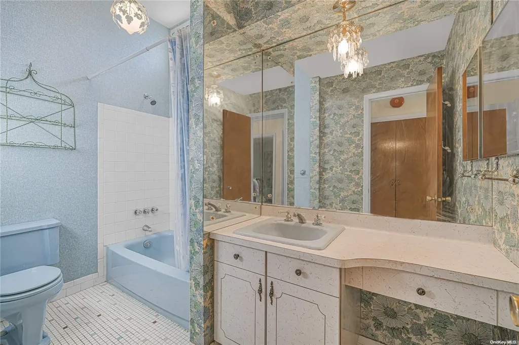 64 Shelbourne Lane New Hyde Park NY 11040
