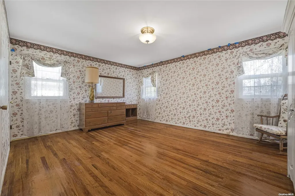 64 Shelbourne Lane New Hyde Park NY 11040