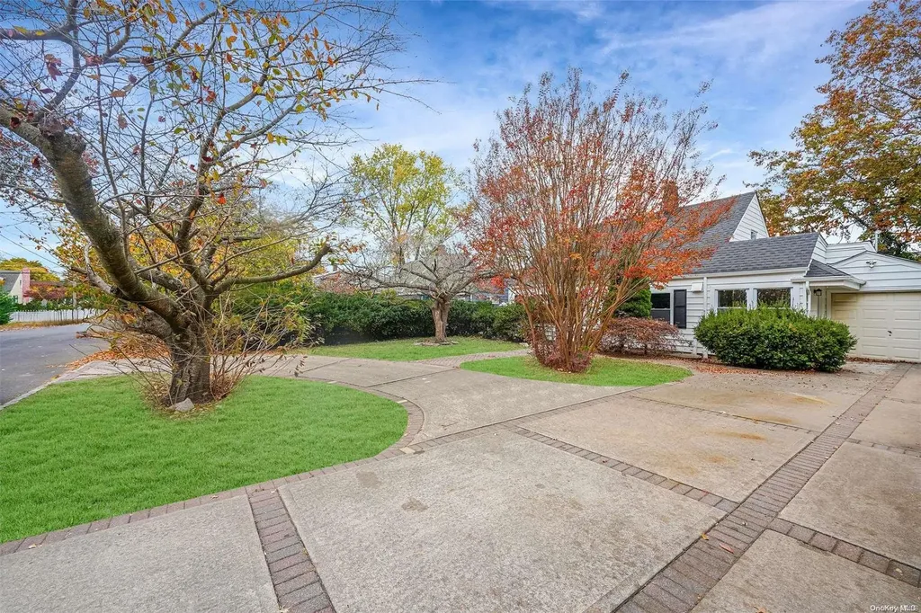 647 Lowell Street Westbury NY 11590