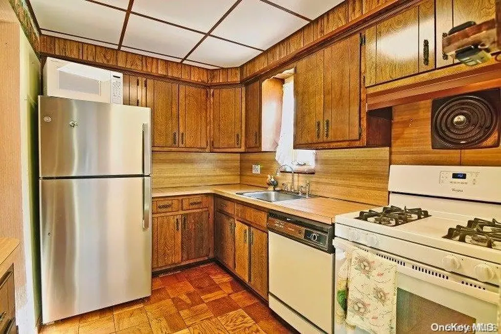 9 Surrey Lane Bellmore NY 11710