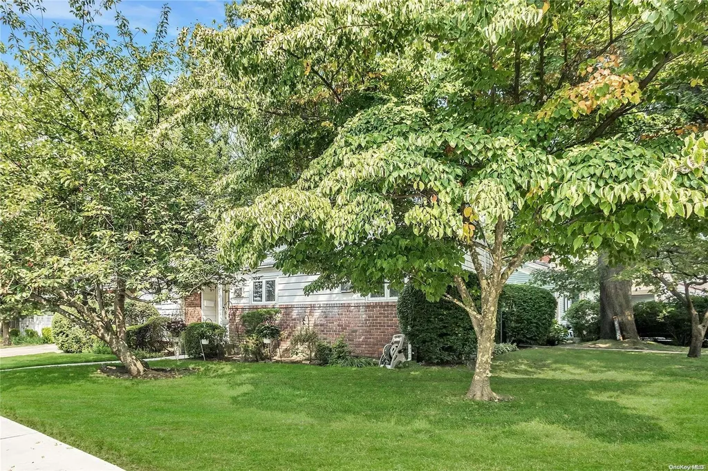105 Ira Road Syosset NY 11791