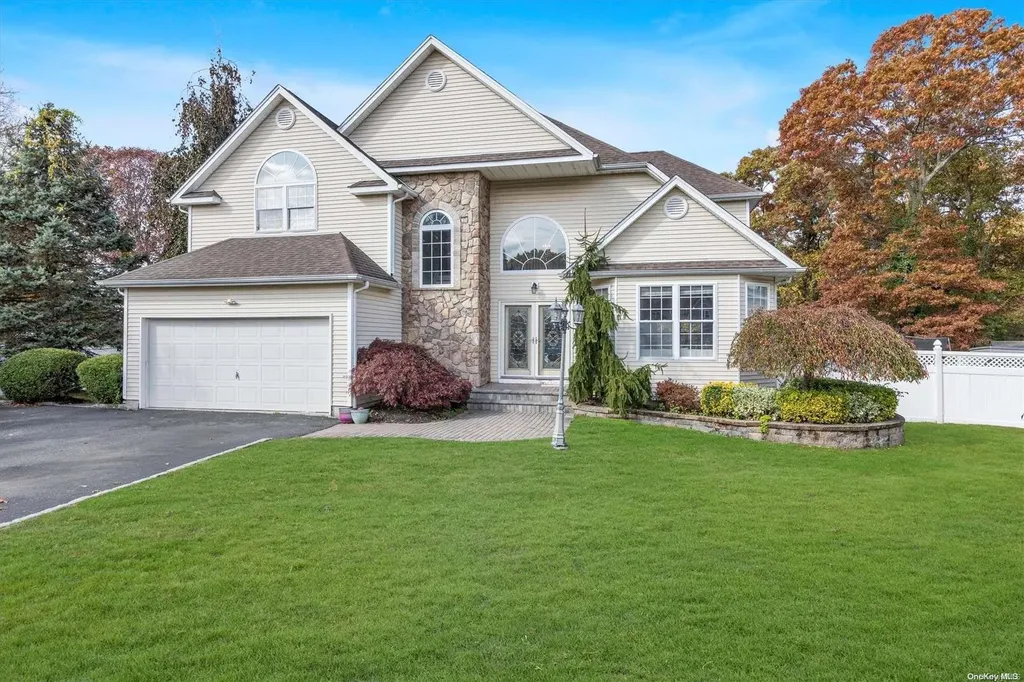 11 Debron Court Centereach NY 11720