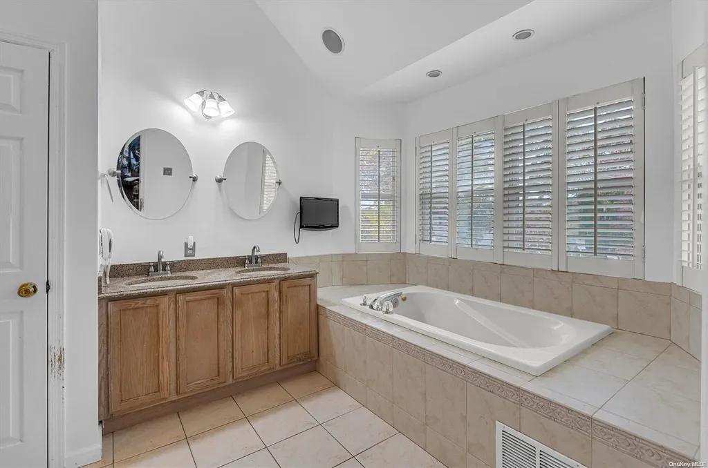 11 Debron Court Centereach NY 11720