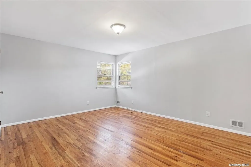 15 Starfire Court Hewlett NY 11557
