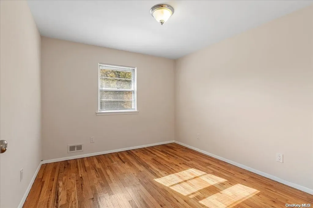 15 Starfire Court Hewlett NY 11557